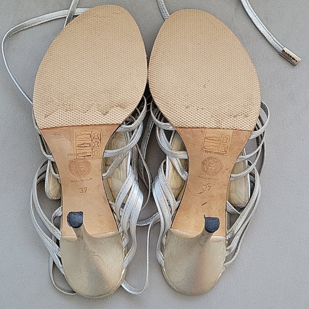 VERSCE Heels - Picture 4 of 9